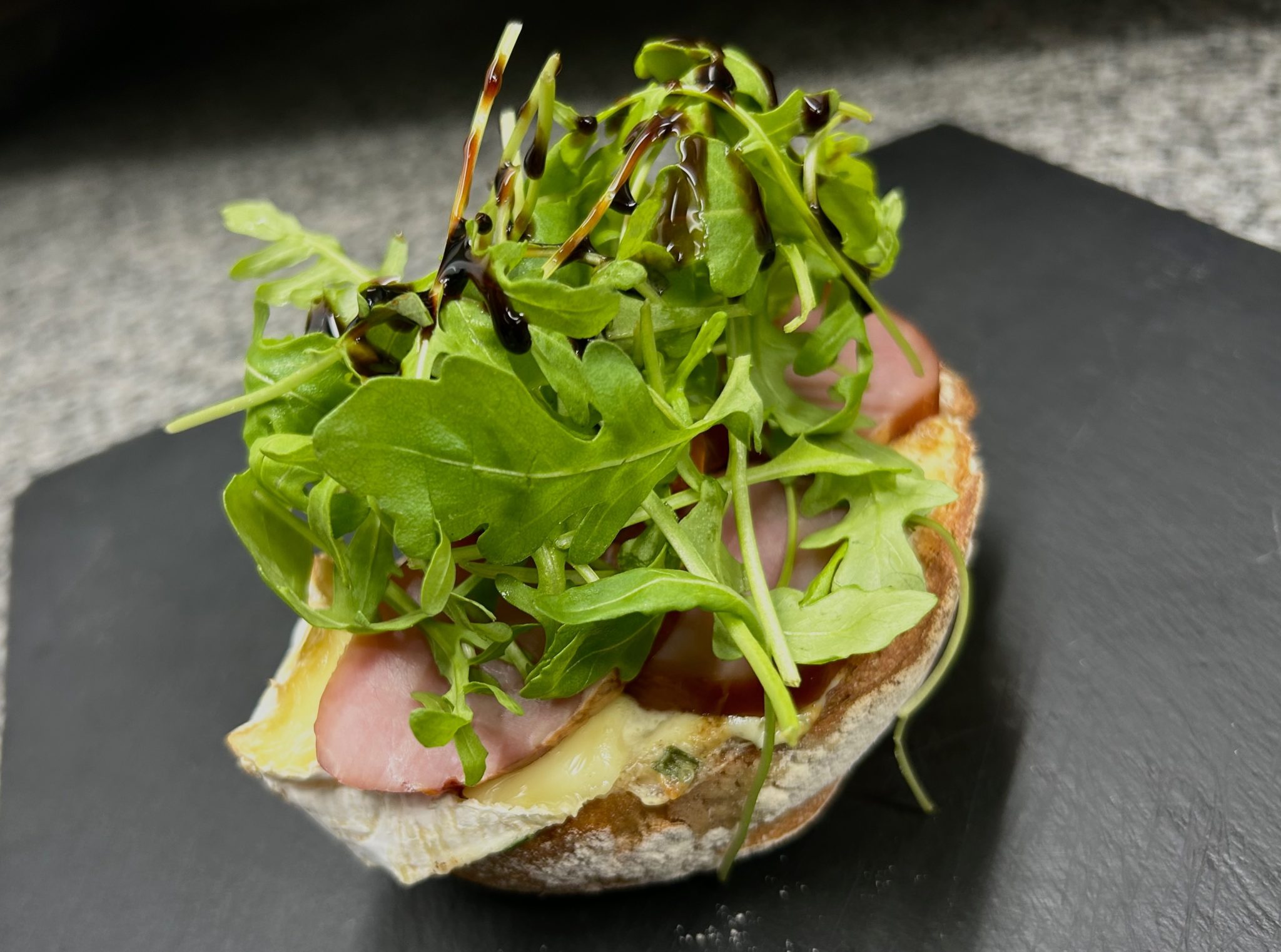 Tartine camembert et filet mignon 