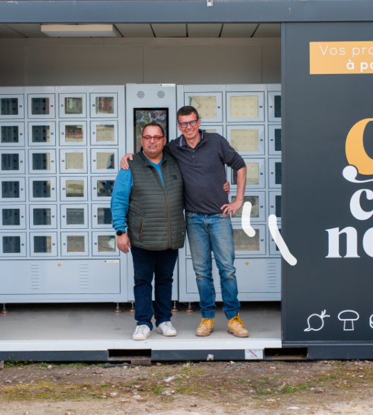 Franchisé et franchiseur ayant fini l'installation d'un kiosque