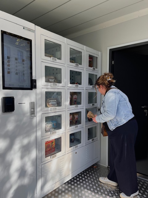 Océane, gérante du kiosque de Guéret qui rempli les casiers