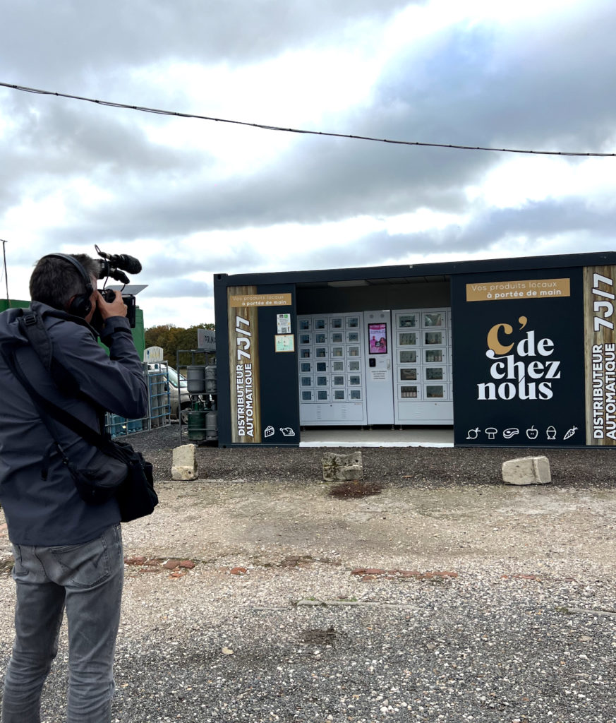 Kiosque c'de chez nous entrain d'être filmé par un caméraman