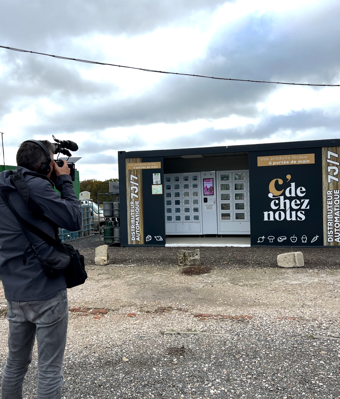 Kiosque c'de chez nous entrain d'être filmé par un caméraman